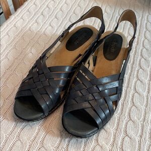 NWOT Women’s 11N Softspots Tela huarache sandals woven leather cushioned sole